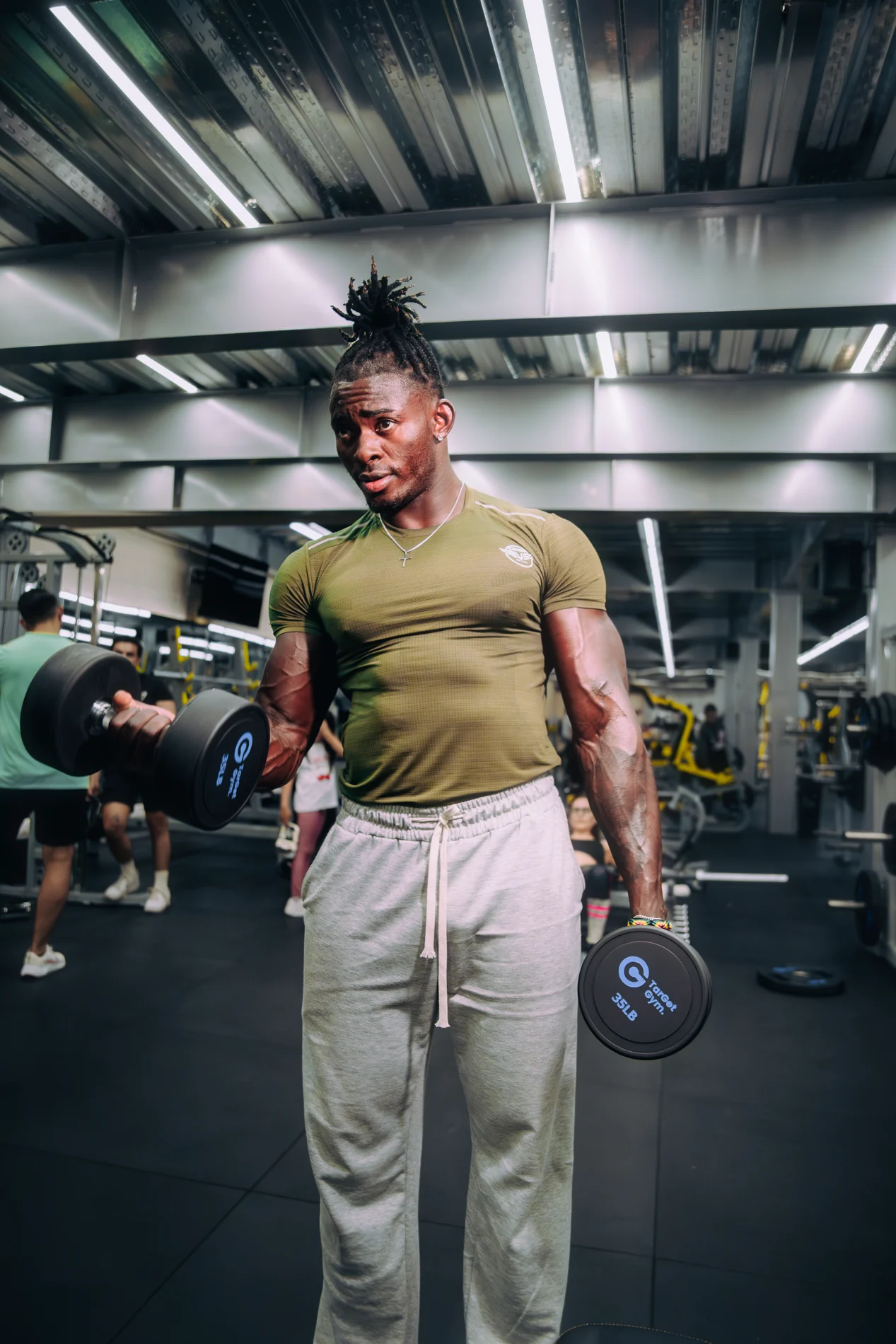 Leon entrenando con mancuernas en un gimnasio