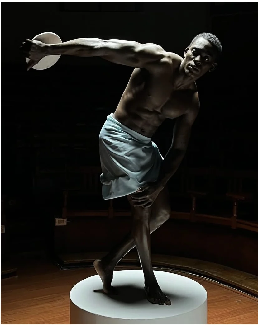 Leon en una pose de movimiento con iluminación teatral